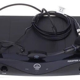 Sada černého bezdrátového mikrofonního systému. Obsahuje přijímač s nápisy SR 45 a PERCEPTION wireless, vysílač PT 45 s nápisem PERCEPTION wireless a…