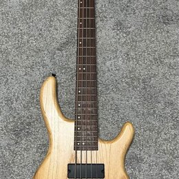 Pětstrunná basová kytara s přírodním dřevěným povrchem těla a hmatníkem z tmavého dřeva. Na hlavě nástroje je vidět logo "Ibanez". Tělo obsahuje dva…