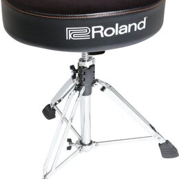 Černý polstrovaný bubeníckýstolek s chromovaným třínohým stativem. Na přední straně sedáku je bílý nápis Roland s doprovodným logem. Povrch sedáka je…
