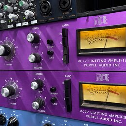 Fotografie zachycuje dva identické fialové rackové procesory s nápisy MC77 LIMITING AMPLIFIER PURPLE AUDIO INC. a logem PURPLE. Každé zařízení má ana…