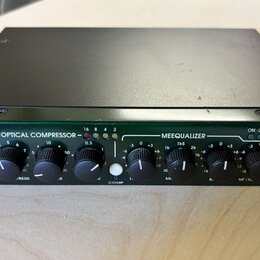 Zelený rackový procesor s nápisy JOEMEEK, OPTICAL COMPRESSOR a MEEQUALIZER. Zařízení obsahuje řadu černých otočných ovladačů s bílými popisky a někol…