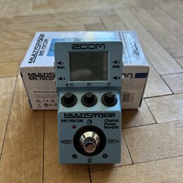 Modrý efekt pedál s nápisy MULTISTOMP MS-70CDR a Chorus Delay Reverb. Zařízení má v horní části displej, tři ovládací knoflíky a uprostřed jeden kovo…