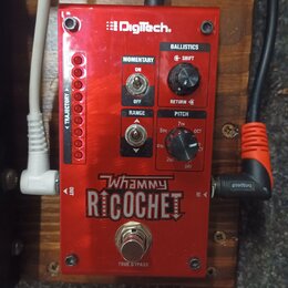 Červený efekt pedál značky DigiTech s nápisem Whammy RICOCHET. Na horní straně jsou přepínače MOMENTARY (ON/OFF) a RANGE, otočný potenciometr BALLIST…