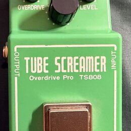 Zelený kytarový efekt s třemi černými ovládacími knoflíky. Na pedálu jsou bílé nápisy OVERDRIVE, TONE a LEVEL, dále velký nápis TUBE SCREAMER a pod n…