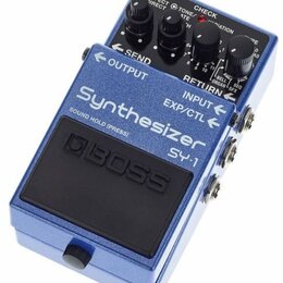 Modrý efekt pedál s černou gumovou podložkou a nápisem BOSS. Na horní části je bílý text Synthesizer SY-1 a SOUND HOLD (PRESS). Zařízení má čtyři čer…