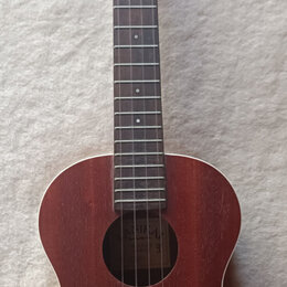 Hnědá ukulele z dřeva s tmavým hmatníkem. Na hlavě je zlatý nápis LANIKAL a uvnitř ozvučnice je viditelné logo LANIKAL. Nástroj vykazuje známky běžné…