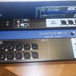 Černý digitální mixážní pult v rackovém provedení s modrým pruhem uprostřed. Na přístroji jsou nápisy Soundcraft Ui 16, lexicon, dbx a DiGiTech. Zaří…