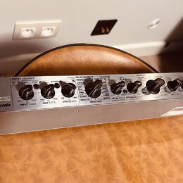Stříbrný rackový efektový procesor s nápisy t.c. electronic a M300 EFFECT | REVERB PROCESSOR. Přední panel obsahuje několik otočných ovladačů, přepín…