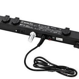 Černý, protáhlý LED panel s ovládacím displejem a několika ovládacími prvky. Na zadní straně je vidět nápis T-4, značka CE a další nečitelný technick…