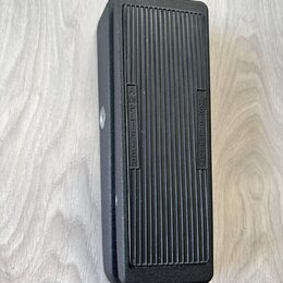 Černý obdélníkový pedál s žebrovaným horním povrchem. Na bočních stranách žebrování jsou vyryty nápisy AMPLIFIER a FOOT SWITCH. Povrch je v dobrém st…