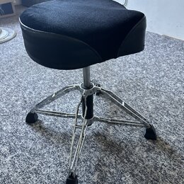 Černý polstrovaný sedák s ergonomickým tvarováním na chromovaném třínohém podstavci. Nohy jsou zakončeny černými gumovými patkami. Na předmětu nejsou…