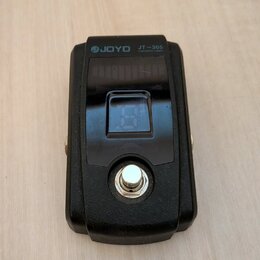Černý ladicí pedál s plastovým povrchem a kovovým spínacím tlačítkem. Na horní části jsou bílé nápisy JOYO a JT-305, pod kterým je menší nečitelný te…
