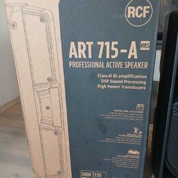 Kartonová krabice od aktivního reproduktoru s logem RCF. Na povrchu je nápis ART 715-A MK5 PROFESSIONAL ACTIVE SPEAKER a texty Class-D Bi-amplificati…