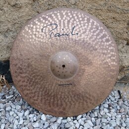 Kovový činel s kovaným povrchem a viditelnými kladivy. V horní části je nápis "Paiste" stylizovaným písmem a v dolní části text "Dimensions 20" Crash…
