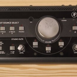 Černý monitor kontroler s nápisem BIG KNOB STUDIO COMMAND SYSTEM. Zařízení obsahuje centrální ovladač VOLUME, sekce INPUT SOURCE SELECT s tlačítky DA…