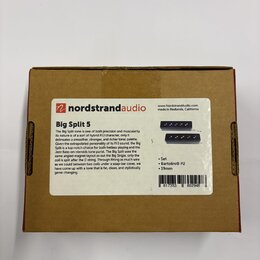 Kartonová krabice s nalepeným štítkem, na kterém je nápis nordstrandaudio a model Big Split 5. Štítek obsahuje textový popis produktu, kód čárový kód…