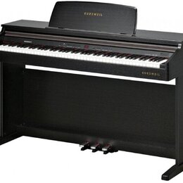 Černý digitální piano s klaviaturou a integrovaným stojanem. Na notovém pultu, přední liště pod klávesami i nad pravou částí klaviatury je nápis KURZ…