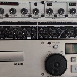Fotografie zachycuje tři rackové zařízení naskládaná nad sebou. Horní přístroj je kompresor/limiter značky dbx, model 166xs. Prostřední zařízení je M…