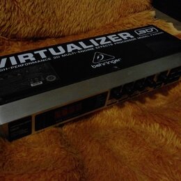 Černý rackový efektový procesor s kovovým předním panelem. Na horní straně je bílý nápis VIRTUALIZER 3D a text HIGH-PERFORMANCE 3D MULTI-ENGINE EFFEC…