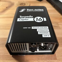Černý obdélníkový box s kovovým povrchem. Na horní straně jsou bílé nápisy „Two notes AUDIO ENGINEERING“, „Torpedo Captor 16“ a seznam funkcí: „REACT…