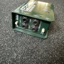 Zelený kovový DI box s nápisy PRO48 STEREO DIRECT BOX a logem Radial Instruments. Na předním panelu jsou čtyři konektory XLR, dva přepínače PAD -15dB…
