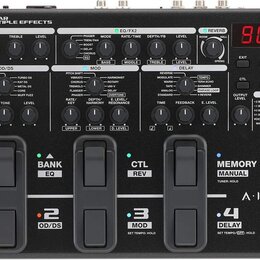 Černý efektový pedál s nápisem BOSS ME-90 GUITAR MULTIPLE EFFECTS. Zařízení má horní panel s množstvem ovládacích knoflíků, přepínačů a červeným digi…