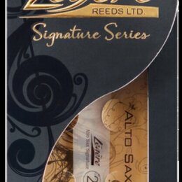 Černá krabička s nápisy Légère REEDS LTD. a Signature Series v zlaté barvě. V průhledném okénku je vidět syntetický plátkový mute s nápisy Légère, Al…