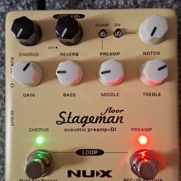 Béžový kytarový pedál s nápisy NUX, Floor Stageman a acoustic preamp+DI. Zařízení má dva kovové spínače s červenou a zelenou LED diodou, čtyři bílé o…