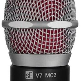 Dynamický mikrofon s kovovou stříbrnou mřížkou a červeným vnitřním filtrem. Na spodním černém těle je bílý nápis s logem „sE V7 MC2“. Povrch nástroje…