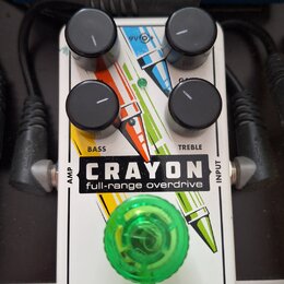Bílý efekt pedál s nápisy CRAYON full-range overdrive a electro-harmonix NEW YORK CITY, USA. Pedál má čtyři černé ovládací knoflíky s popisky BASS a…