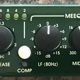 Zelený rackový procesor značky JOEMEEK s nápisy OPTICAL COMPRESSOR a MEEQUALIZER. Zařízení obsahuje devět černých otočných ovladačů s bílou značkou a…