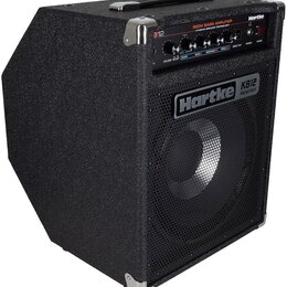 Černý basový kombozesilovač s texturovaným povrchem a kovovými hranami. Na horním ovládacím panelu je nápis 500W BASS AMPLIFIER HYDRIVE SPEAKER TECHN…