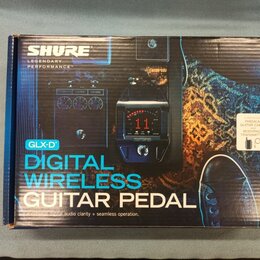 Fotografie znázorňuje krabici s produktem Shure GLX-D Digital Wireless Guitar Pedal. Na obalu je zobrazen černý bezdrátový pedál s červeným digitální…