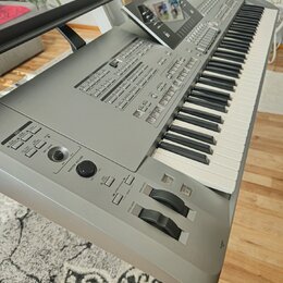 Stříbrný digitální klavír s klávesnicí a ovládacím panelem. V horní části je umístěn displej s nápisem YAMAHA. Na levé straně jsou ovládací prvky, vč…
