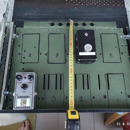 Kytarový pedálboard s olivově zelenou deskou v černém rámu. V levém dolním rohu je umístěn stříbrný efekt s nápisy VOLUME, GRAIN, TONE a SCREAMER+, v…