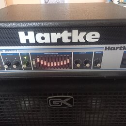 Černý basový zesilovač s bílým nápisem Hartke na horním krytu. Přední panel nese označení MODEL HA3500 350 WATTS a logo Hartke. Zesilovač je umístěn…