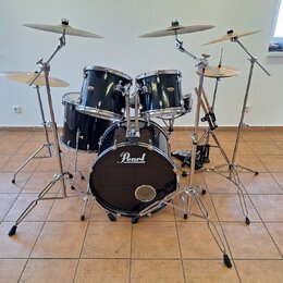 Černá bicí souprava s chromovaným hardwarem. Na přední straně basového bubnu je bílé logo Pearl. Souprava obsahuje basový buben, dva tom-tomy, floor…