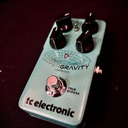 Světle modrý efekt pedál s nápisy HYPERGRAVITY a COMPRESSOR. Ve spodní části je logo tc electronic a nápis TRUE BYPASS u stoupacího spínače. Pedál má…