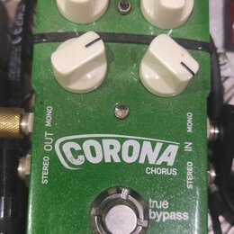 Zelený efekt pedál s bílými ovládacími knoflíky. Na přední straně jsou nápisy CORONA CHORUS, true bypass a tc electronic. V horní části je text CHORU…
