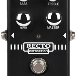 Černý efekt pedál s čtyřmi stříbrnými otočnými ovladači popsanými jako BASS, TREBLE, GAIN a MASTER. Uprostřed je nápis RECTO DISTORTION v bílém rámeč…