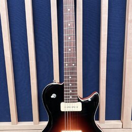 Elektrická kytara s tmavě hnědým gradientem (sunburst) a černým lemováním. Na hlavě je bílé logo Godin a nápis CORE CT III. Nástroj má dva humbuckery…