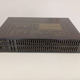 Černý rackový grafický ekvalizér s nápisem YAMAHA GRAPHIC EQUALIZER MODEL GE2031A. Přední panel obsahuje dvě řady posuvníků pro kanály CH A a CH B, p…