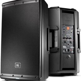 Dvě černé aktivní reproduktorové bedny s kovovou mřížkou. Na přední straně levého reproduktoru je bílé logo JBL. Zadní panel pravého reproduktoru obs…