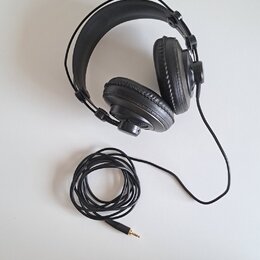 Černé centerXlupovací sluchátka s polstrováním z umělé kůže a plastovým ná headbandem. K sluchátkům je přiložen černý kabel s pozlaceným jack konekto…