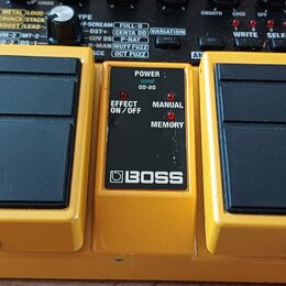Žlutý kytarový efekt s dvěma černými spínači a centrálním panelem. Na panelu je nápis BOSS, kontrolky POWER, EFFECT ON/OFF a přepínač MANUAL / MEMORY…