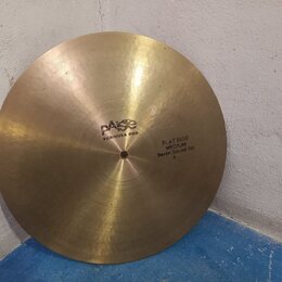 Zlatavý mosazný činel s plochým profilem. Na povrchu je vyraženo logo paiste a nápis FORMULA 602. Vedle otvoru se nachází text FLAT RIDE MEDIUM Seven…
