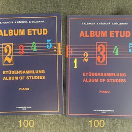 Dvě modré notové sešity s názvem ALBUM ETUD, ETÜDENSAMMLUNG a ALBUM OF STUDIES pro PIANO. Oba mají v horní části uvedena jména E. KLEINOVÁ A. FIŠEROV…