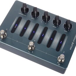 Modrý kytarový efekt s kovovým šasi. Na horní straně se nachází pět černých otočných oválových knoflíků s popisky COMPRESSION, DRIVE, $\alpha$ $\Omeg…