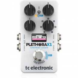 Bílý kytarový efekt s nápisy PLETHORA X1 a TONEPRINT LOADER. Na spodní části je logo tc electronic a nápis TRUE BYPASS. Zařízení má čtyři černé ovlád…