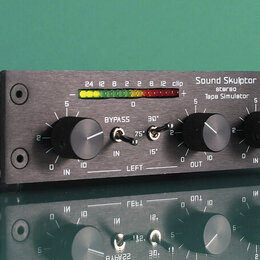 Černý rackový efekt s nápisem Sound Sculptor stereo Tape Simulator. Zařízení má dva stejné ovládací bloky pro kanály LEFT a RIGHT, každý s dvěma otoč…